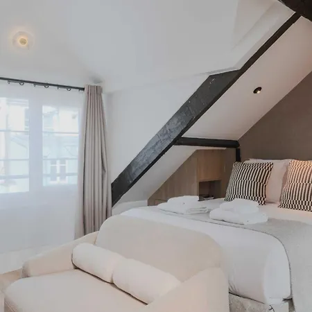 Elegance & Charm In This Cocoon With Ac - Louvre