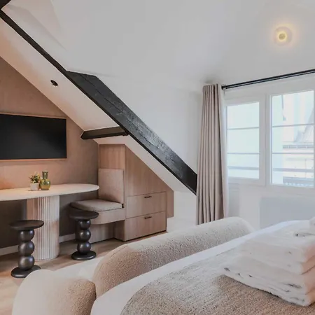 Elegance & Charm In This Cocoon With Ac - Louvre